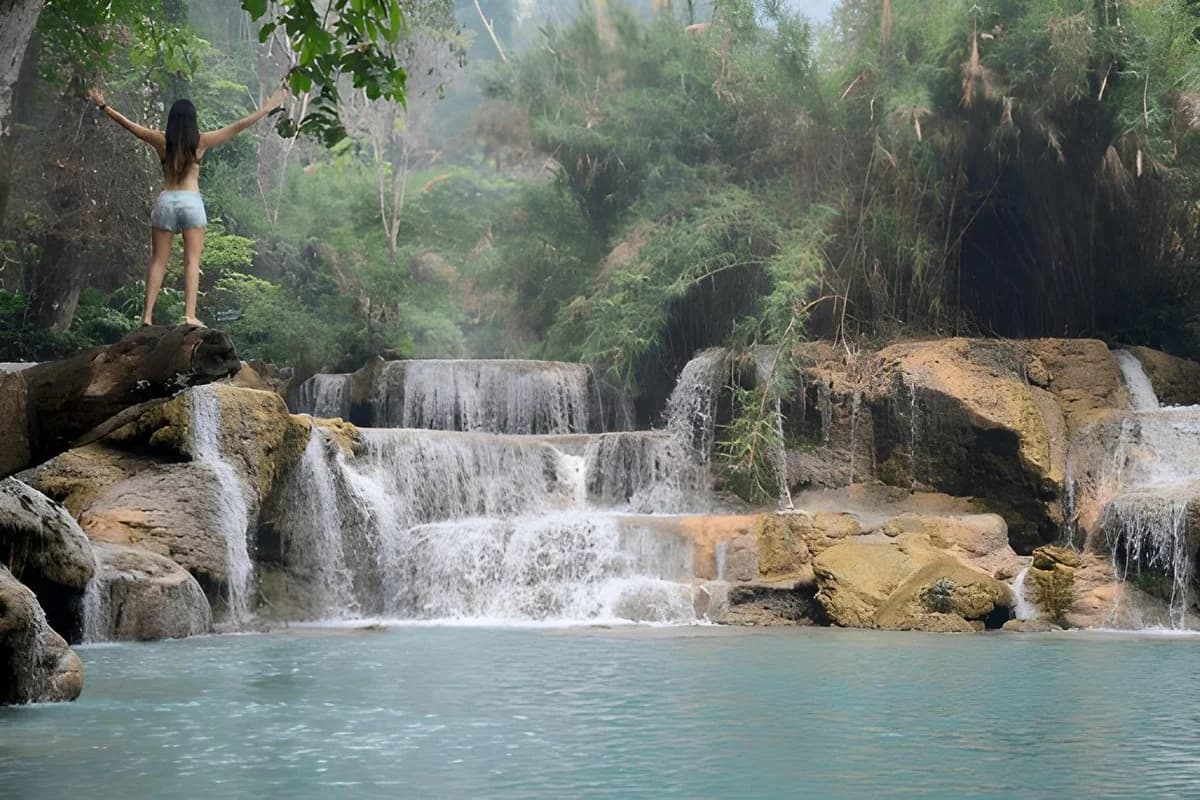 Tourist went to the Wei Sawdong Falls