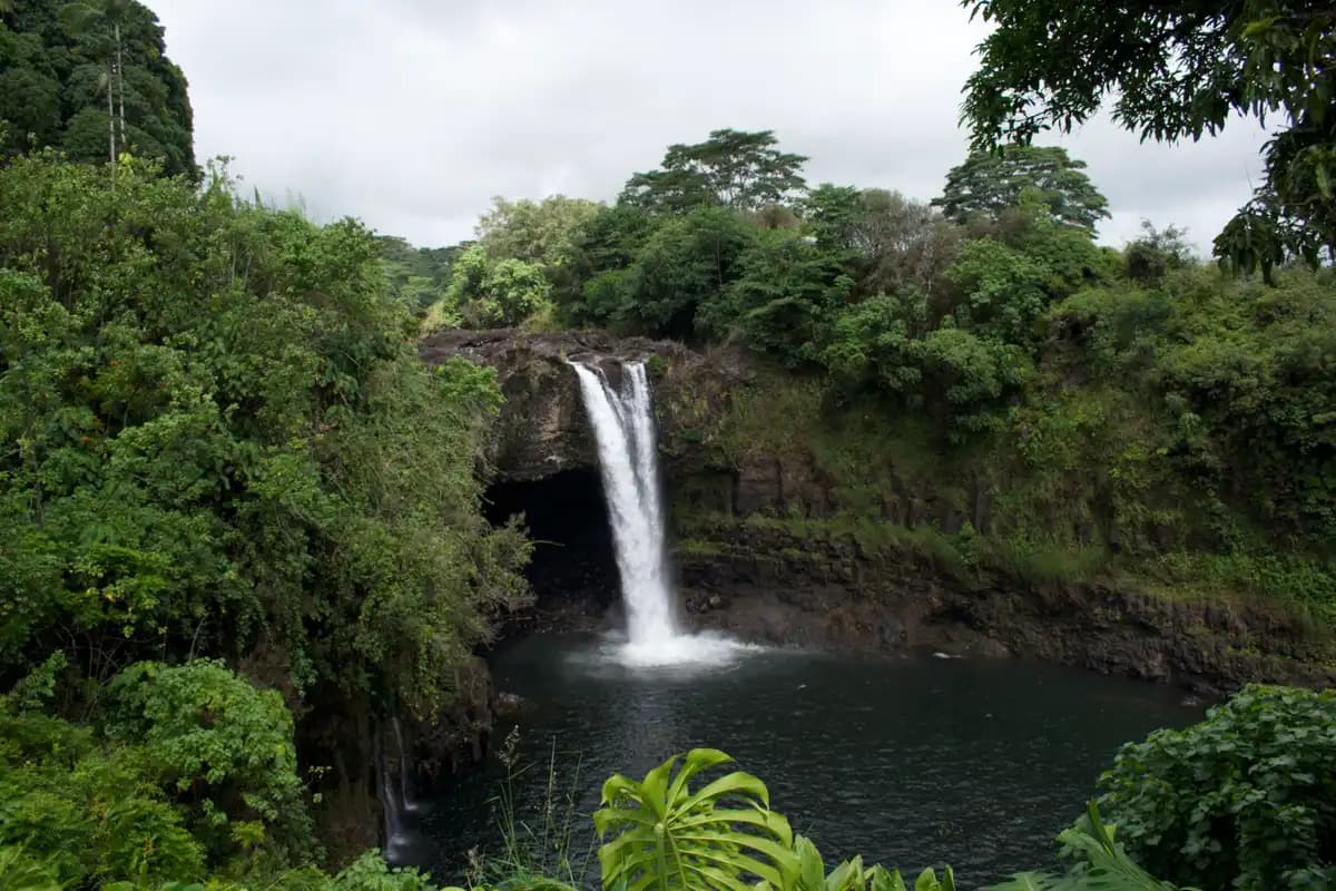 Side-view-of-rainbow-Waterfall
