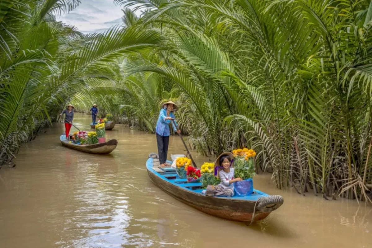 A girl selling flower on boat at Thoi Son Island