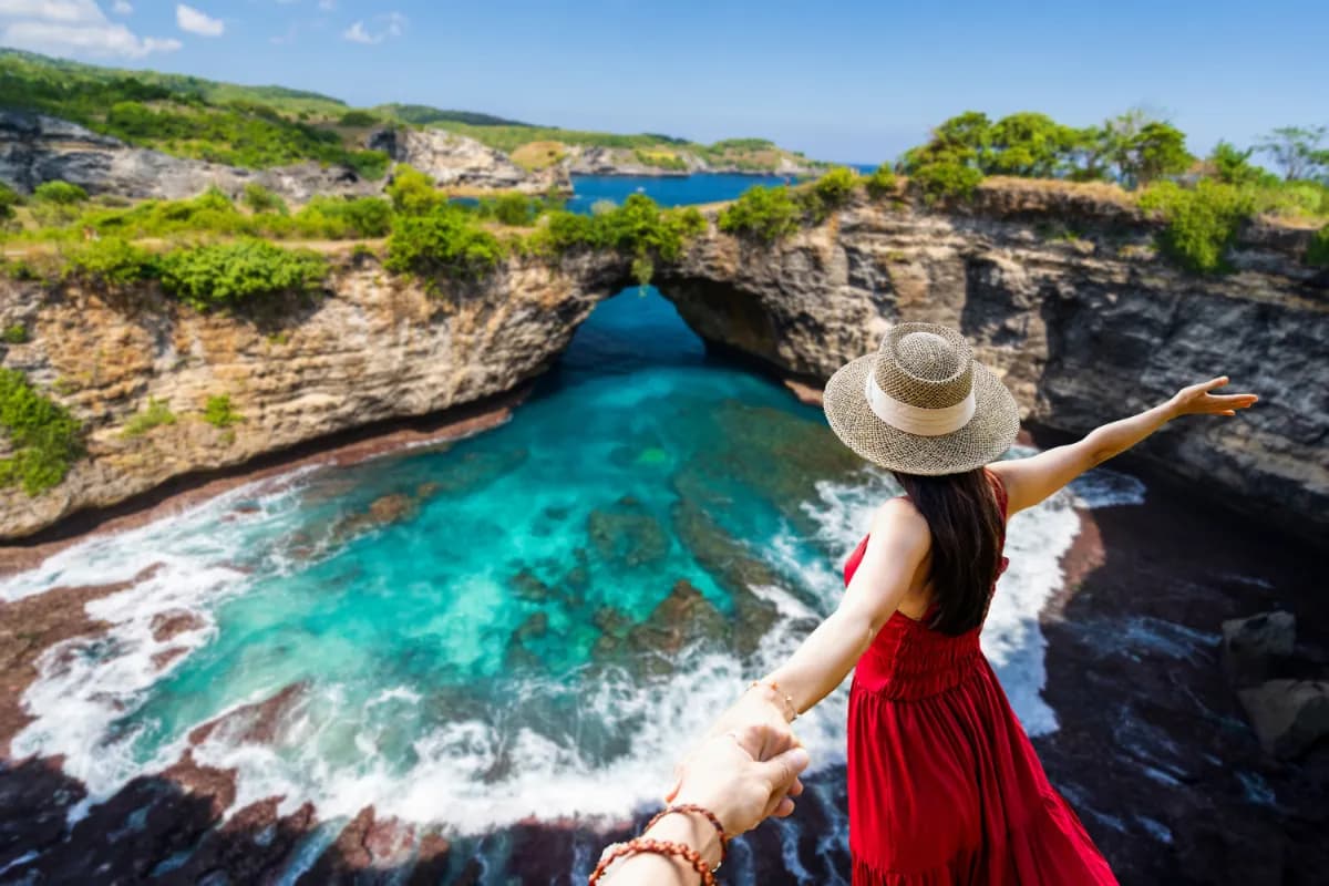 Young couple tourist looking at the beautiful Broken beach in Nusa Penida island, Indonesia