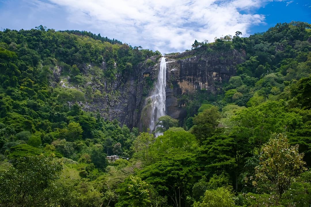 Nearby Diyaluma Falls