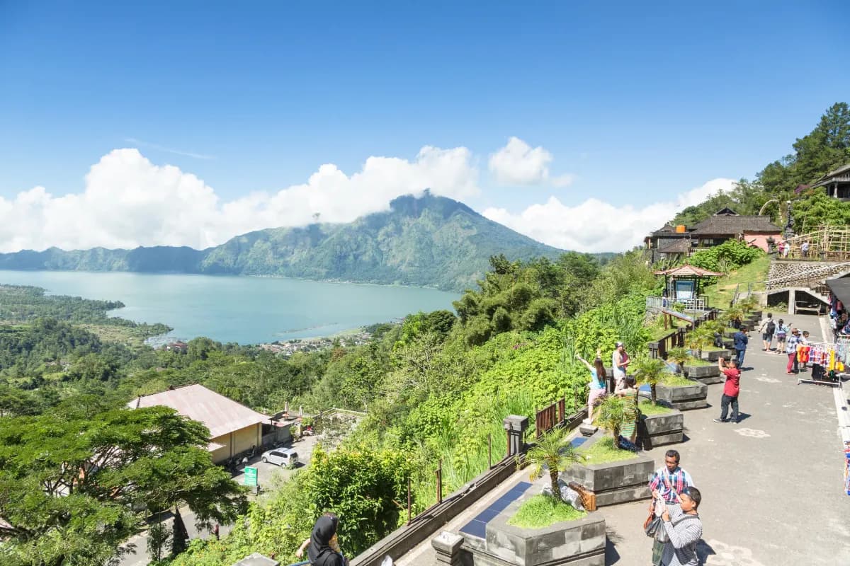Travellers travel in Kintamani