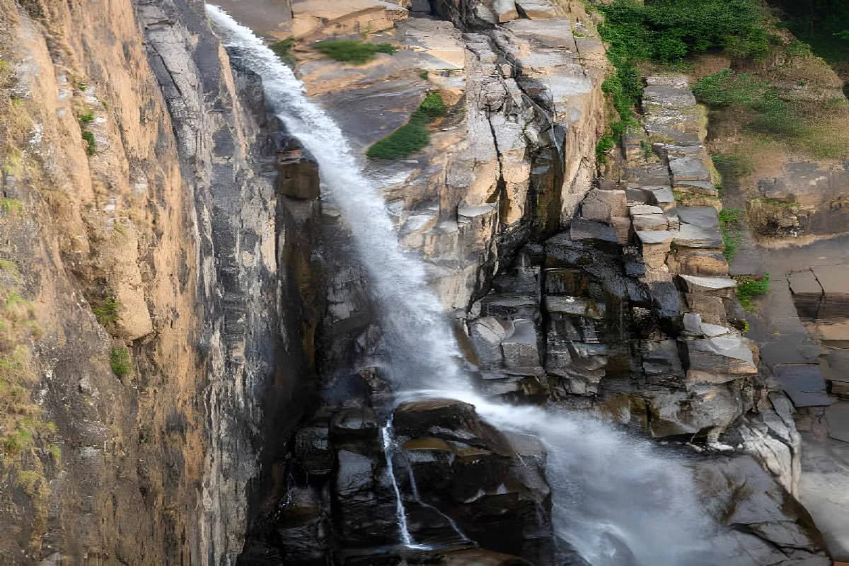 Side view of Weinia Falls