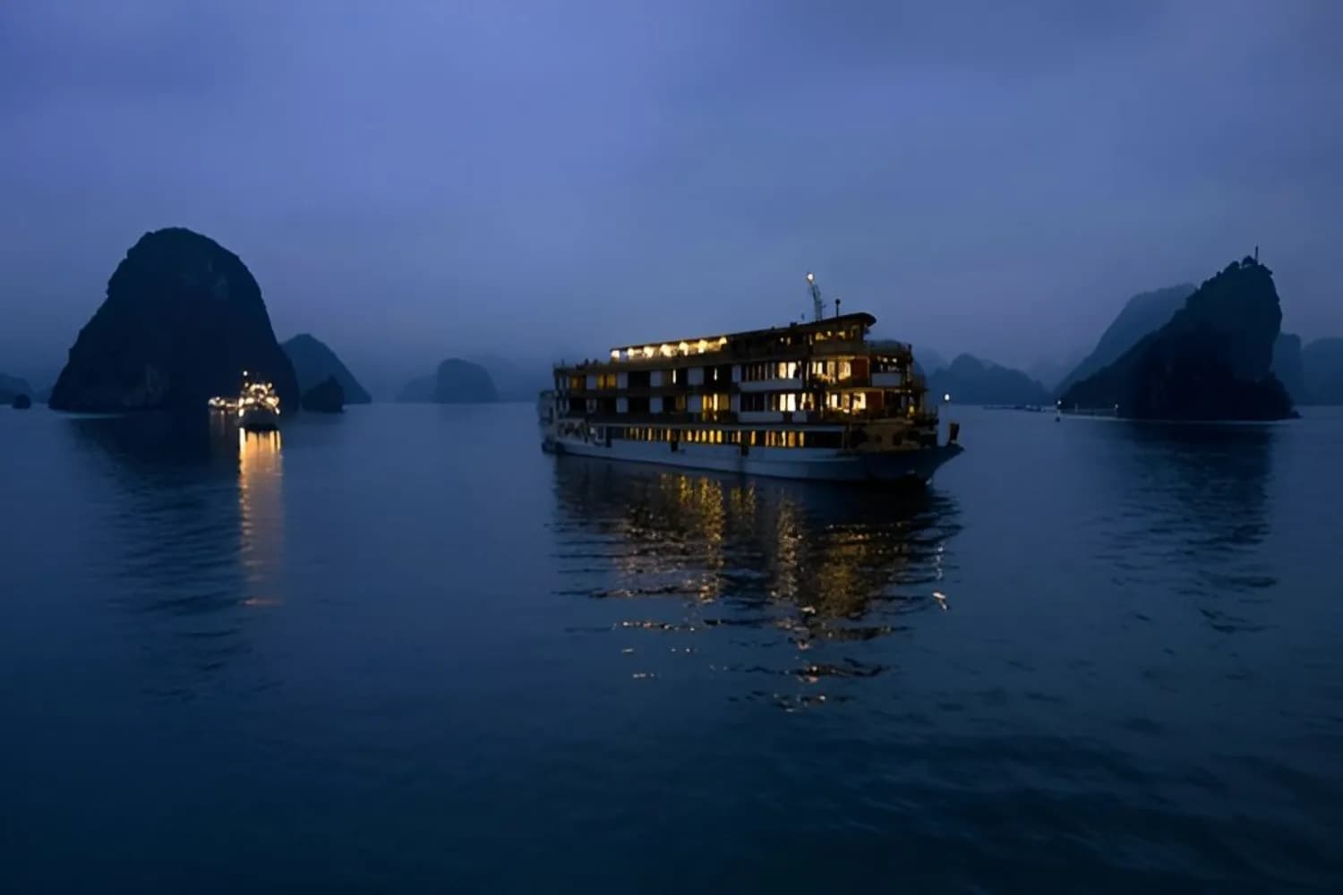 Overnight stay on a luxury Halong Bay cruise
