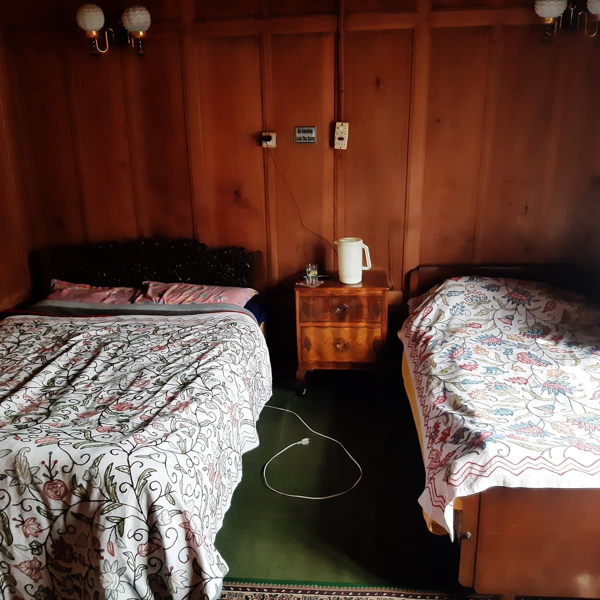 Deluxe Houseboat Kashmir