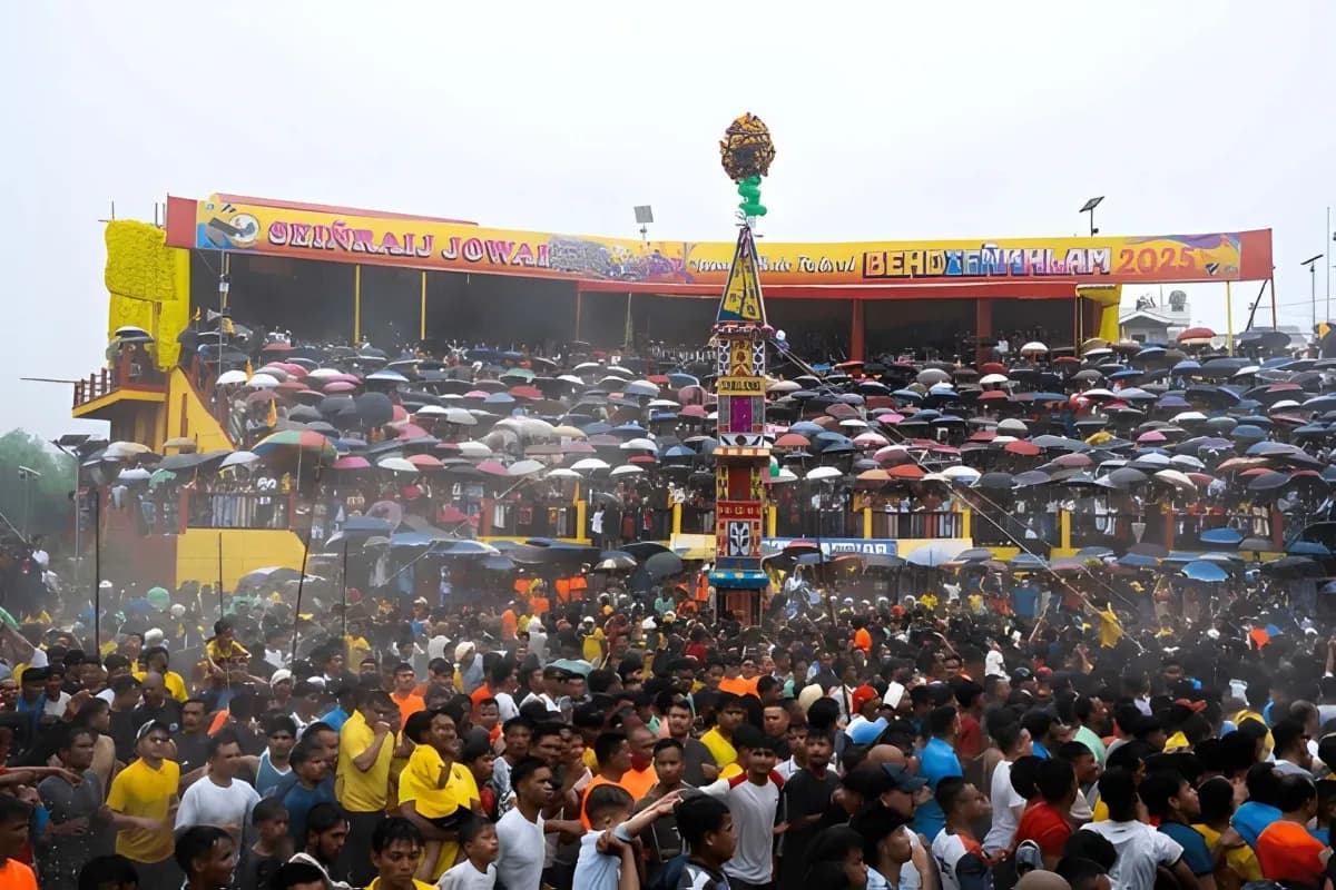 Behdeinkhlam festival main arena with decorated structure
