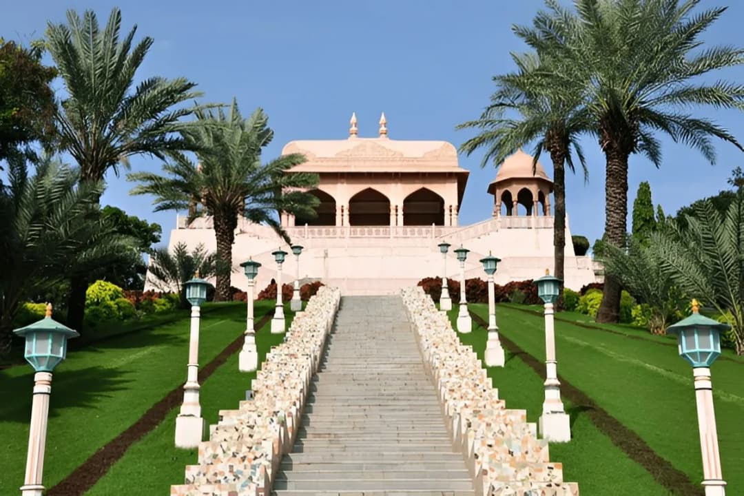 Themed Gardens and Attractions