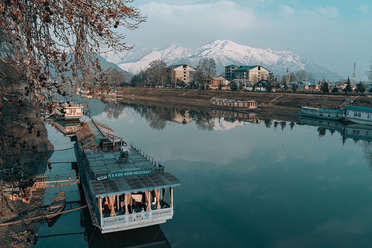 Book Kashmir Tour Package for Family with Flight – All-Inclusive