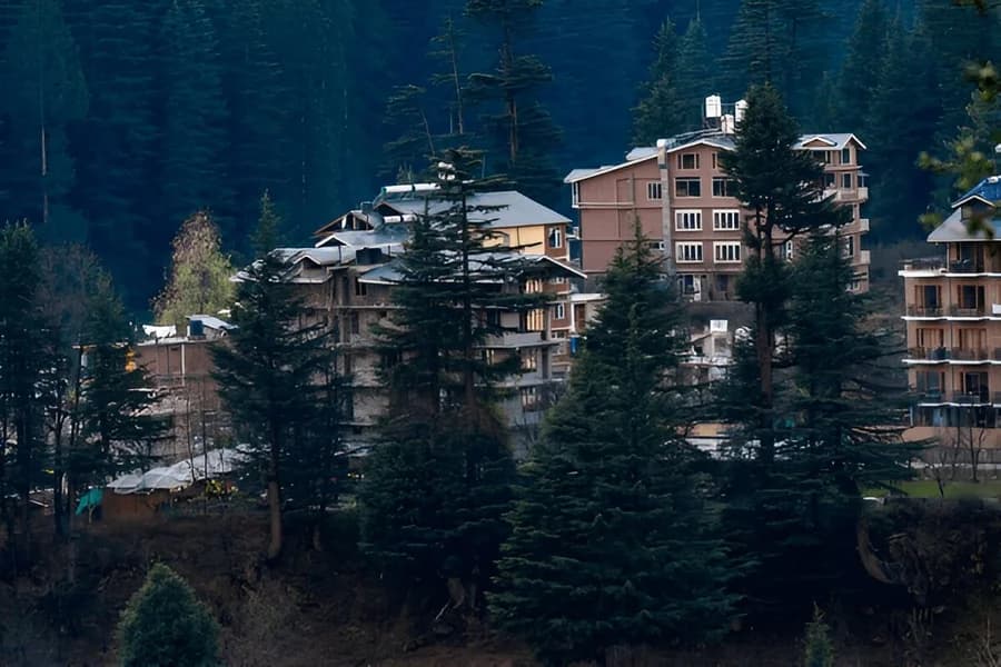 Best Hotels in Manali for Couples, Families & Luxury Stay