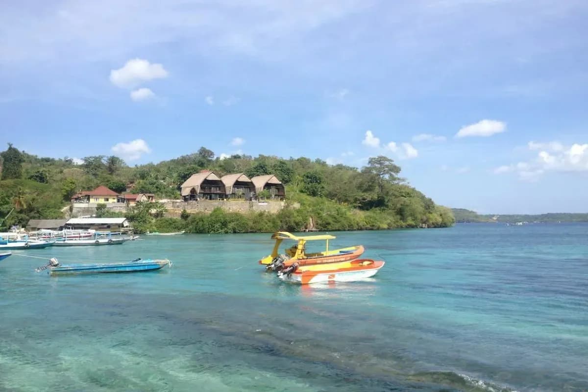 Beautiful shoreline of Kampung Toyapakeh surrounded by tropical landscapes in Bali