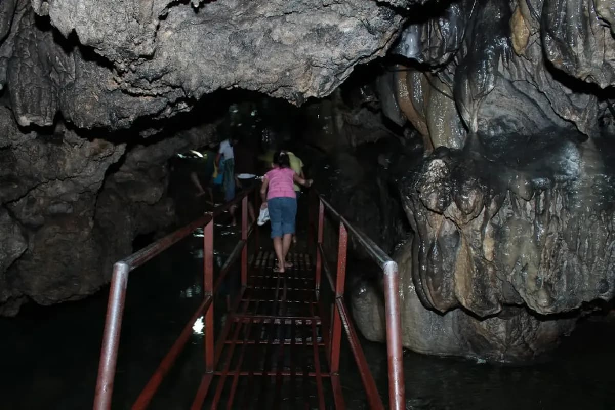 tourist going inside the Mawsmai Cave