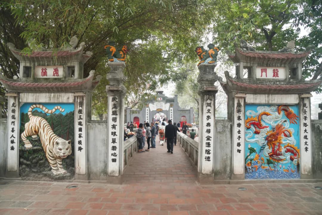 Ngoc Son Temple Walk