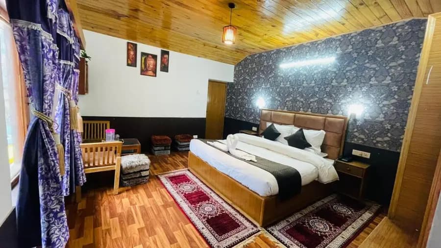 Hotel Hilltop at Mall Road Manali
