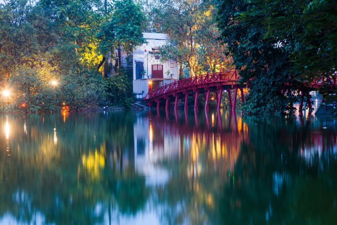 The Red Huc Bridge Walk