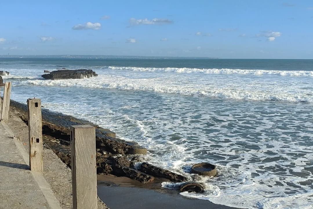 Echo Beach (Batu Mejan)