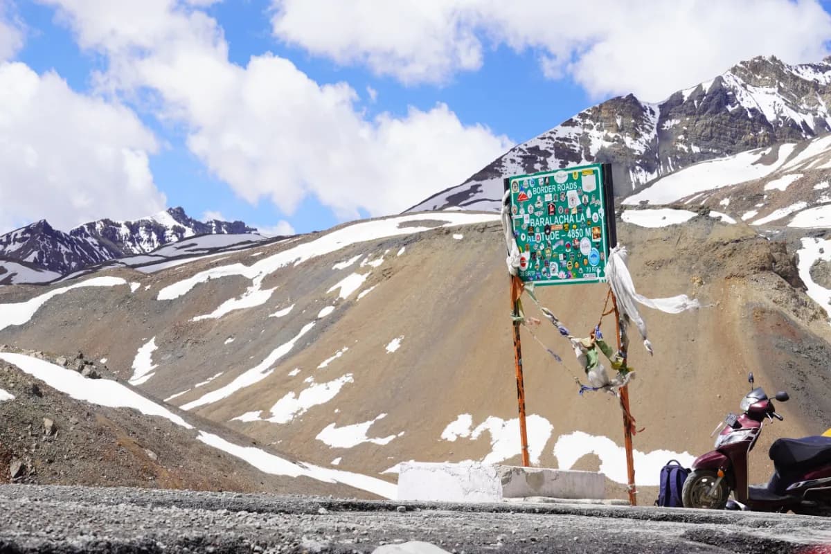 A notice board in baralacha pass in leh manali