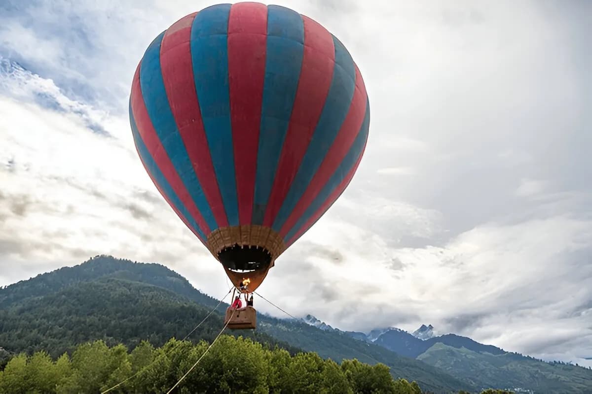 Hot air balloon in Manali