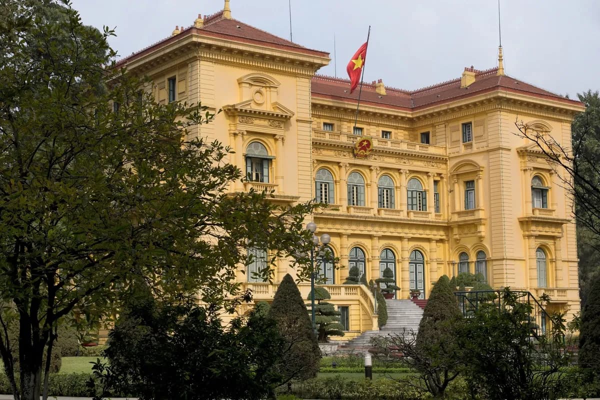 Image of Presidential Palace in garden and with flag