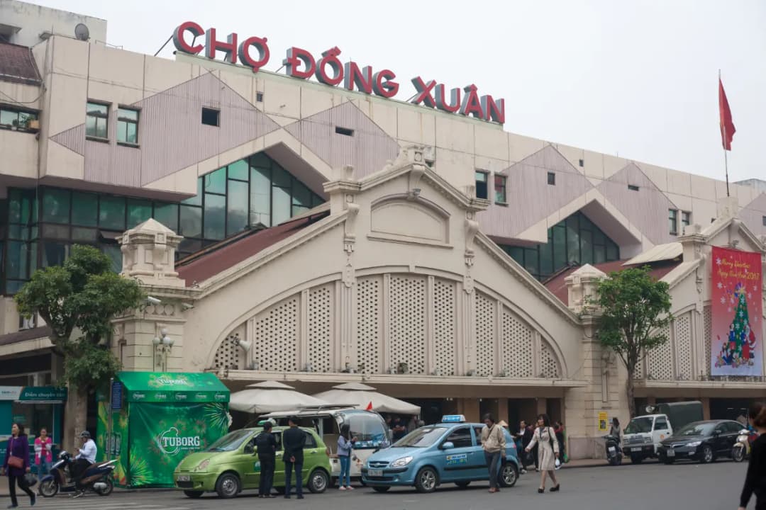 Dong Xuan Market shopping