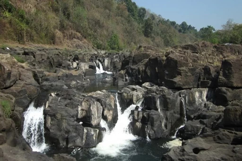 Perunthenaruvi Waterfalls