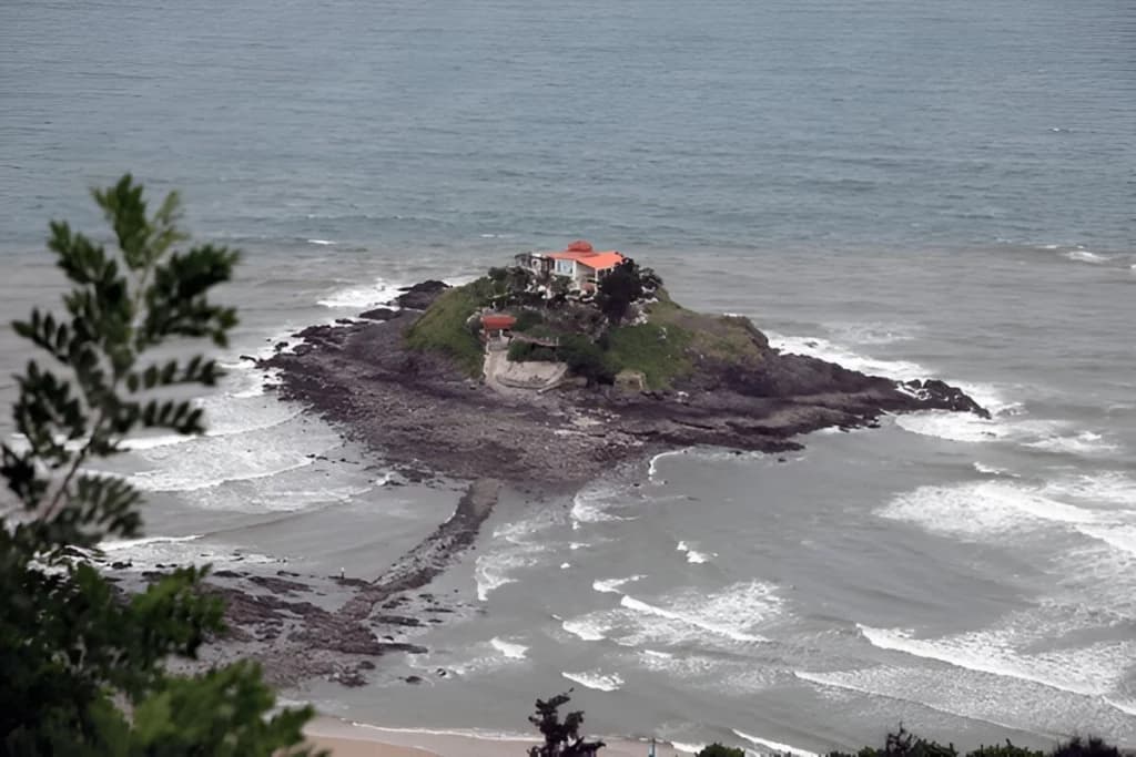 Hòn Bảy Cạnh