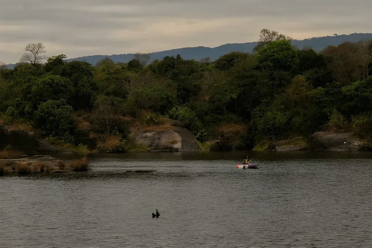 Mawlyngbna river and boat