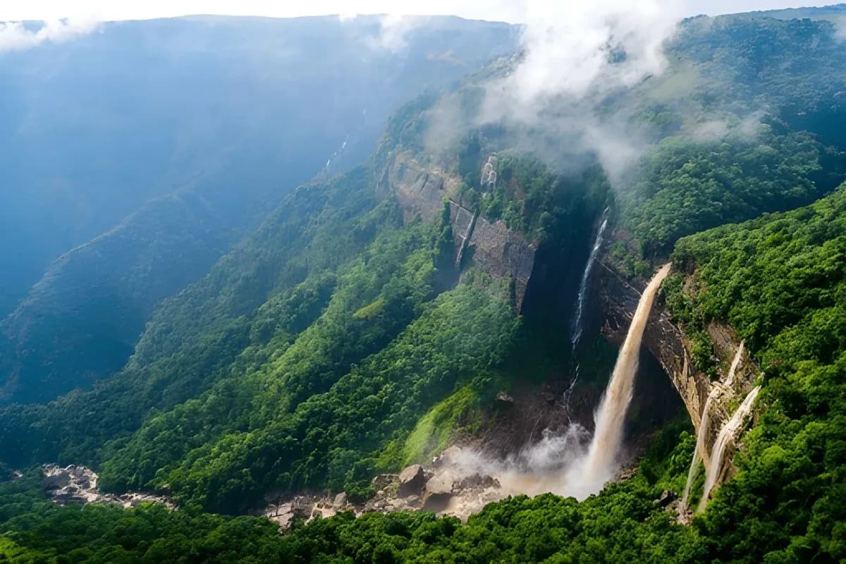 Magnificent View of Nohkalikai Falls,Meghalaya