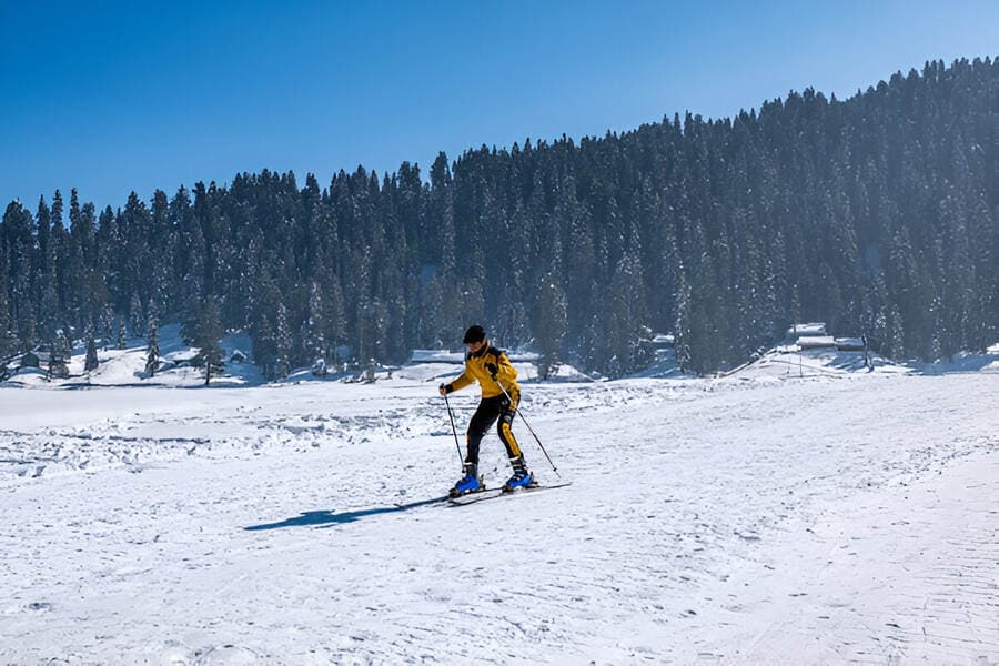 Skiing in Gulmarg