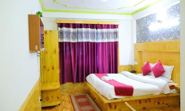 Hotel Hilltop at Mall Road Manali